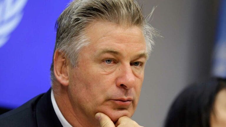 Fiscales rebajan los cargos contra el actor Alec Baldwin