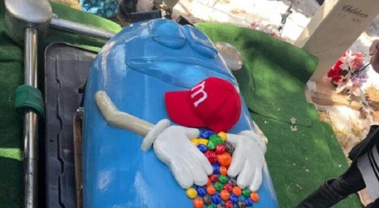 Fotos: Un ataúd de M&M’S para dar el último adiós a una querida y divertida abuela