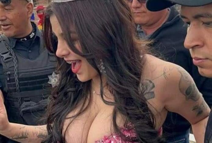 La influencer Karely Ruiz fue recibida con huevos por la gente de Guaymas, Sonora. No les gustó que fuera la madrina del carnaval.