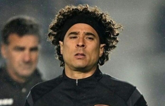 Guillermo Ochoa no está pasando un buen momento en Italia, y es que por segundo partido consecutivo se ha quedado en la banca.