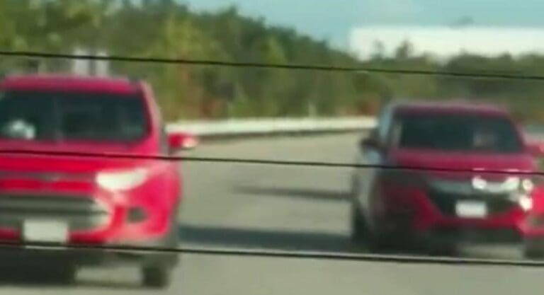 De nueva cuenta fueron captados taxistas acosando, emboscando e intimidando a turistas. Esta vez fue en Costa Mujeres.