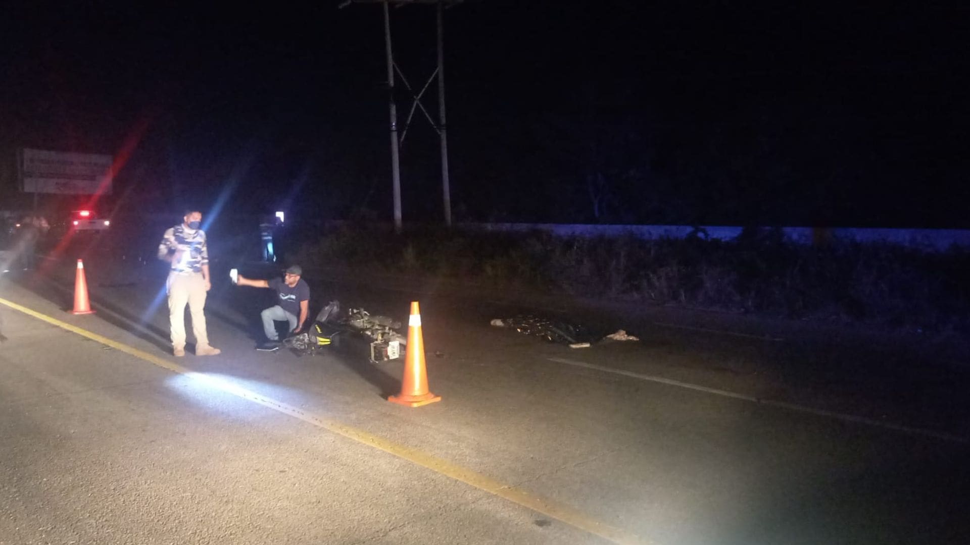 Vehículo ‘fantasma’ embiste y mata a motociclista en carretera federal