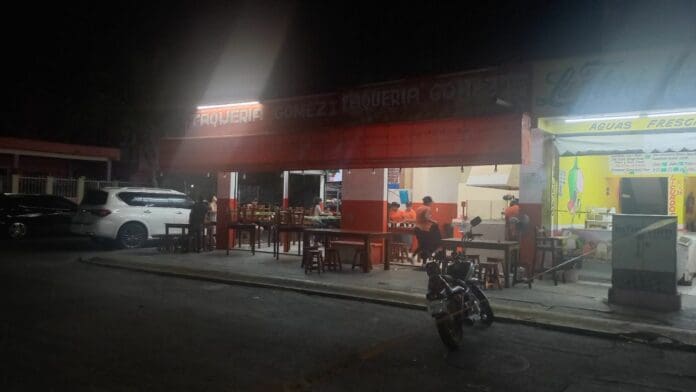 Un hombre armado abrió fuego varias veces en contra de una taquería la noche de este sábado en Playa del Carmen.