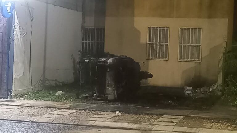 Queman mototaxi en Playa del Carmen 