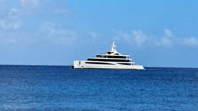 Arriba a Cozumel ‘súper yate’ del dueño del UFC 