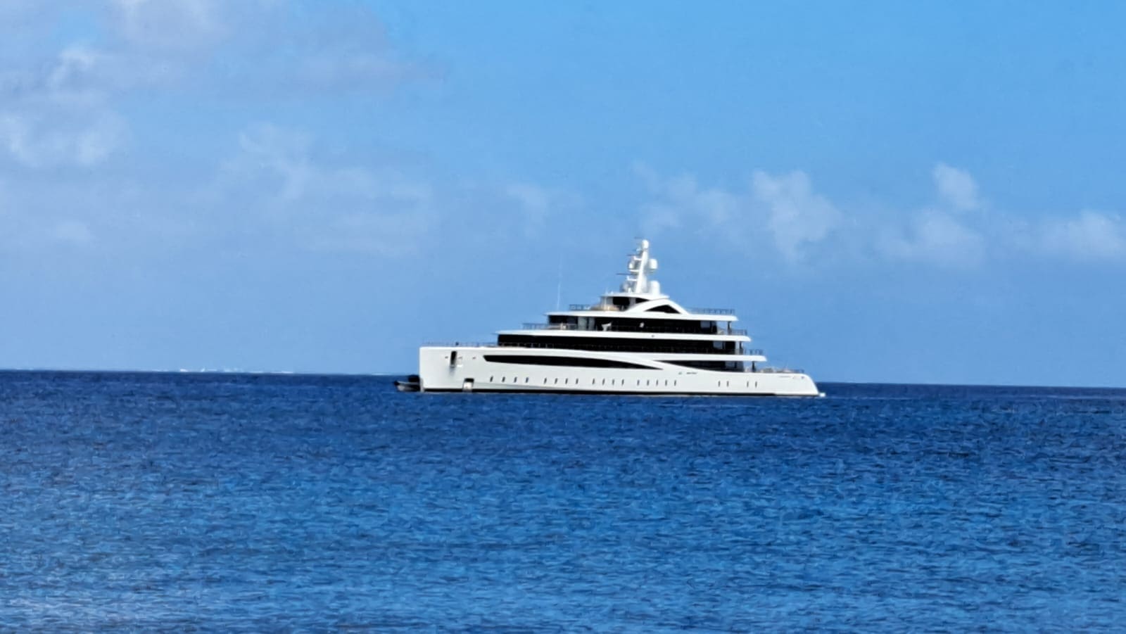 Arriba a Cozumel ‘súper yate’ del dueño del UFC 