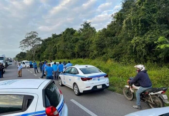 Taxistas bloquean carretera federal por entrada de Uber