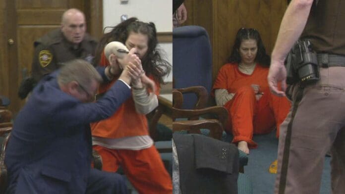 Mujer acusada de matar a su novio, atacó a su propio abogado durante una audiencia