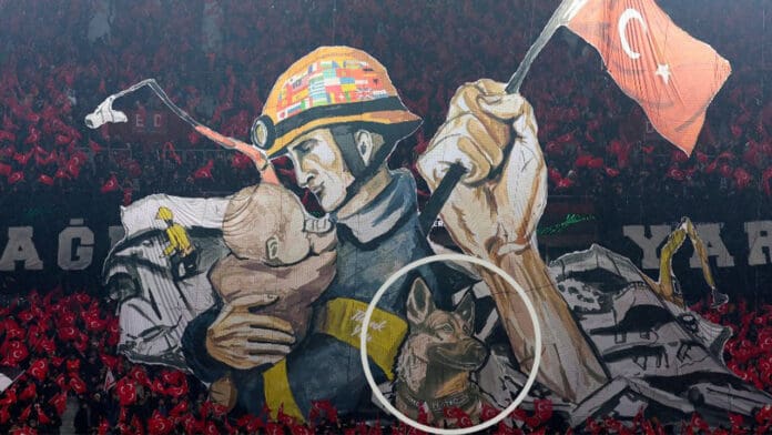 Fans turcos reconocen a Proteo con una emotiva manta en la Europa Ligue