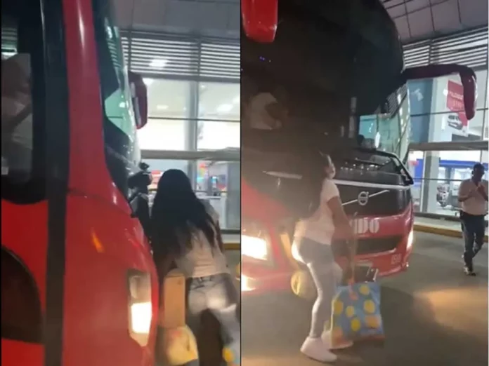 VIDEO: Chofer de ADO empuja a mujer que llegó tarde en la terminal de Villahermosa, Tabasco