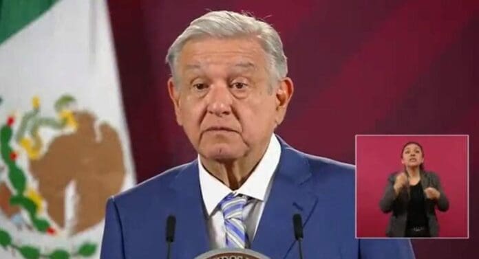 AMLO dio a conocer que planea demandar por daño moral a César de Castro, quien insinuó que habría recibido sobornos.