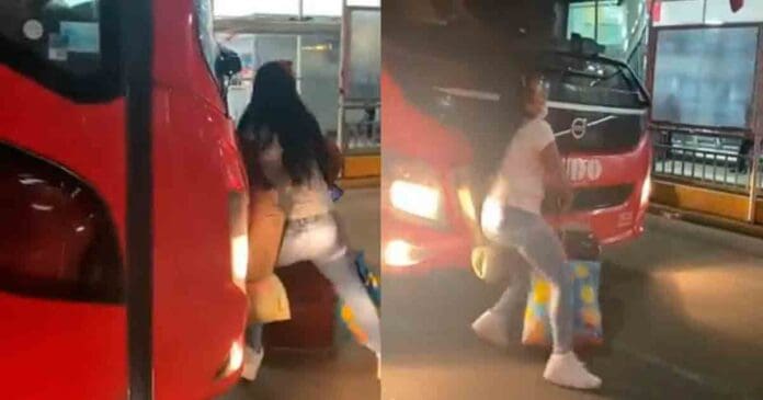 Video: Por llegar tarde, mujer intenta detener autobús en Villahermosa, Tabasco