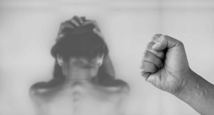 Al menos nueve funcionarios han sido dados de baja luego que se comprobara que ejercieron violencia contra las mujeres.