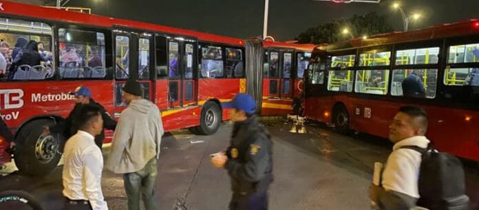 Chocan dos unidades de Metrobús en Reforma e Hidalgo