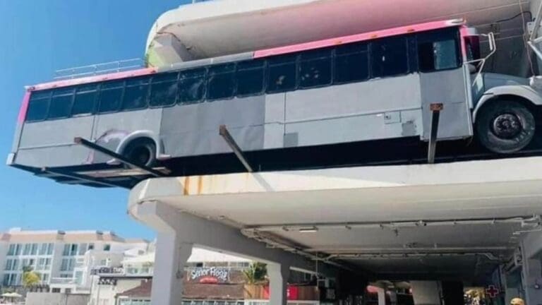 Denuncian autoridades que terminal marítima se ha negado a remover camión puesto por Xcaret