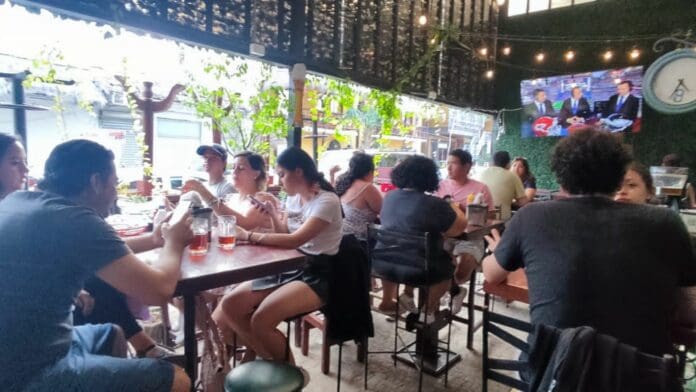 Alta afluencia de comensales registran la mayoría de restaurantes y bares de la Quinta Avenida por el Super Bowl.