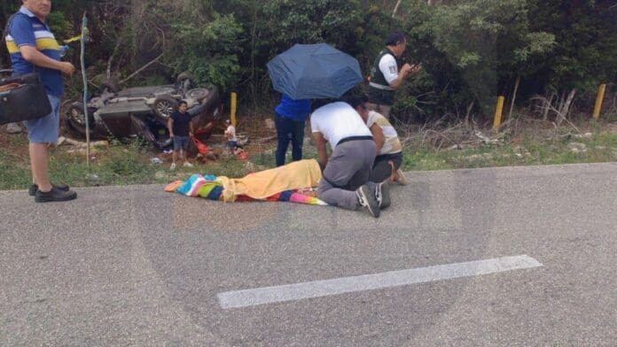 Una mujer adulta mayor perdió la vida este día luego que sufriera una aparatosa volcadura en Carrillo Puerto.
