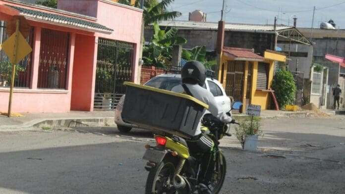 Dirigente de repartidores acusa al Imoveqroo de 'inventar' impuestos con fines electorales