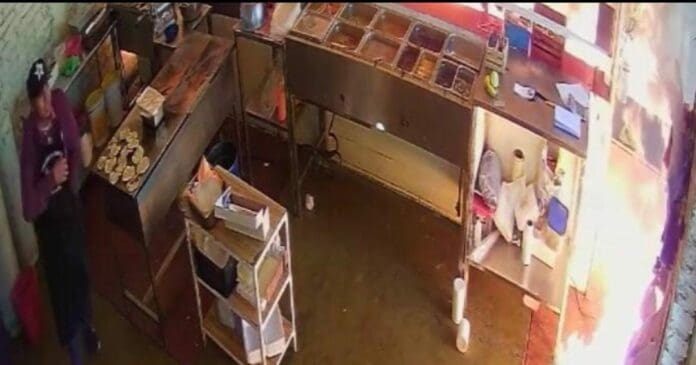 Unos hombres armados robaron las ventas del día en una taquería en Celaya. Pero no solo eso, sino que incendiaron el lugar.