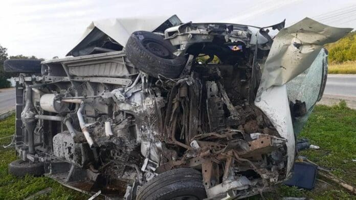 Vuelca van de transporte turístico en carretera federal y deja varios heridos