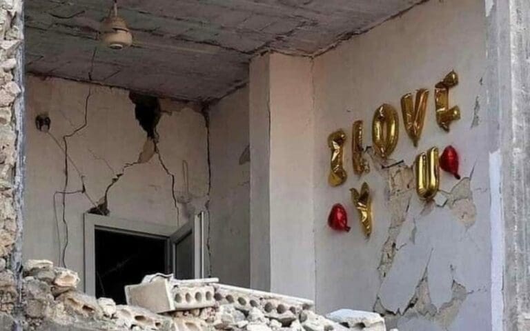 Autoridades de Turquía detuvieron a 10 personas implicadas en la construcción de edificios que se derrumbaron y sepultaron a sus ocupantes.