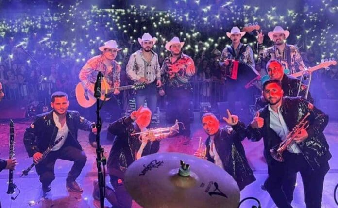 VIDEO Hombres armados irrumpen en firma de autógrafos de Grupo Arriesgado en Tijuana y disparan al aire