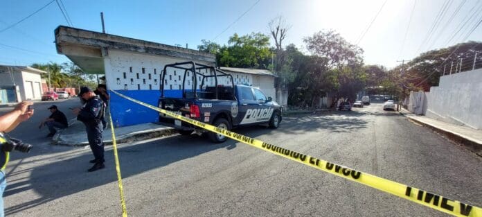 Hallan cuatro cuerpos en una camioneta en Playa del Carmen; se presume que son fiscales 