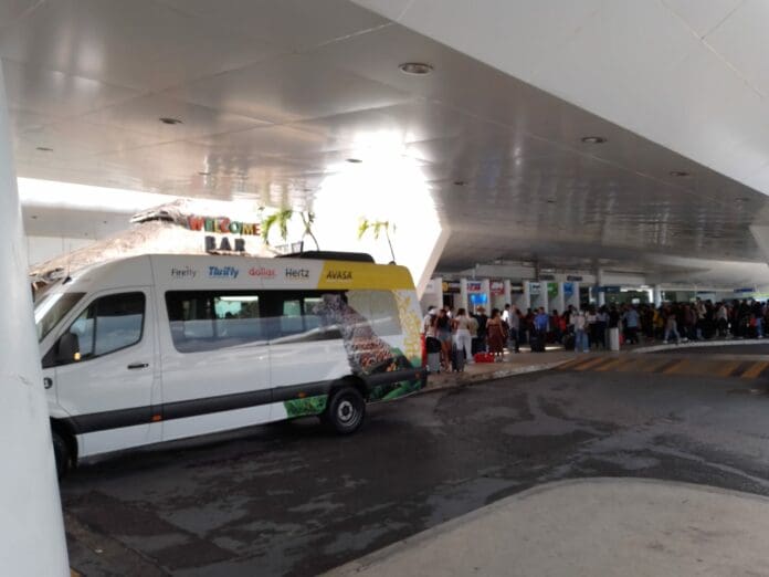 Ni quien detenga a ‘enganchadores’ de transporte en el Aeropuerto Internacional de Cancún