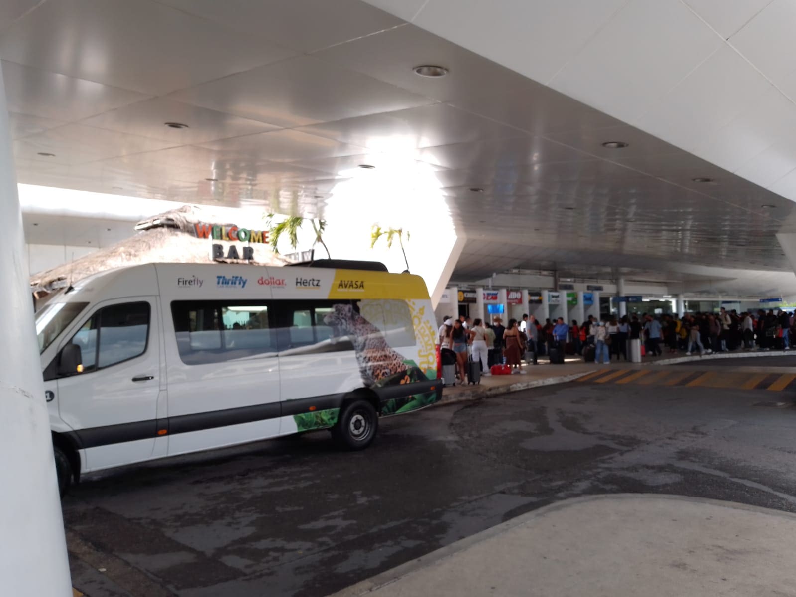 Ni quien detenga a ‘enganchadores’ de transporte en el Aeropuerto Internacional de Cancún