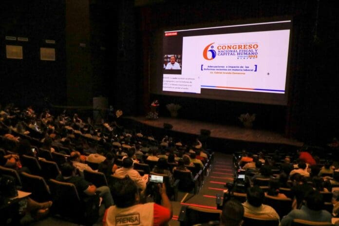 Lili Campos fomenta la actualización fiscal 