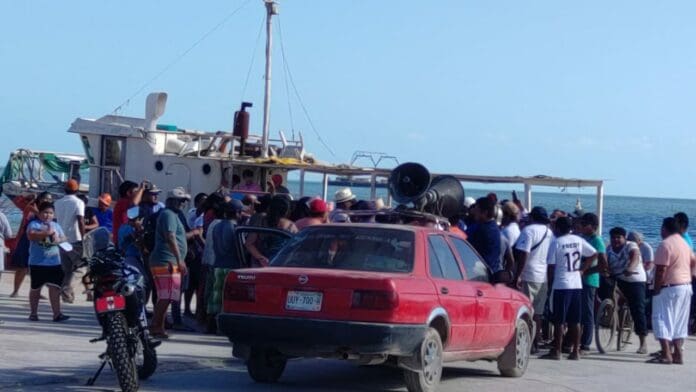 Bloquean ciudadanos de Chiquilá cruce a Holbox, por queja contra la CFE 