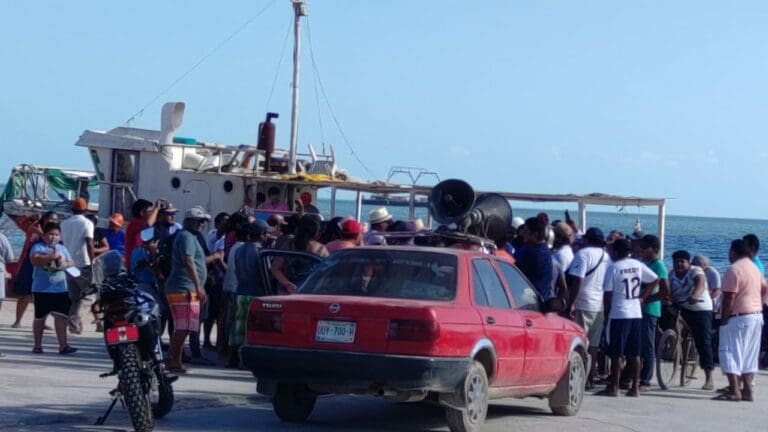 Bloquean ciudadanos de Chiquilá cruce a Holbox, por queja contra la CFE 