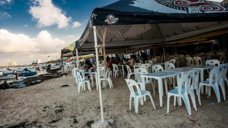Denuncian que restaurantes cierran muy tarde en Puerto Juárez y tapan accesos a la playa