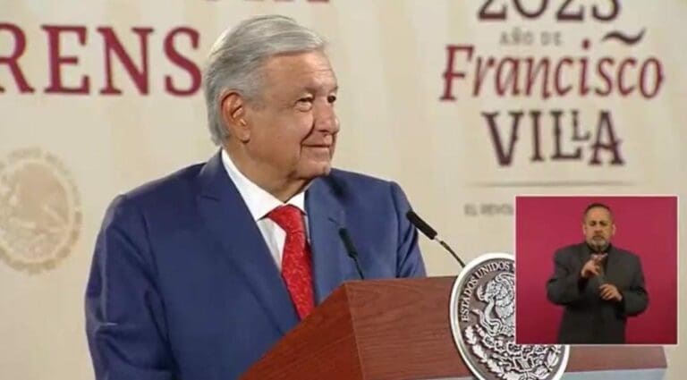 AMLO negó que sea él quien esté promoviendo los supuestos sobornos que recibió El Universal del ex secretario de Seguridad.