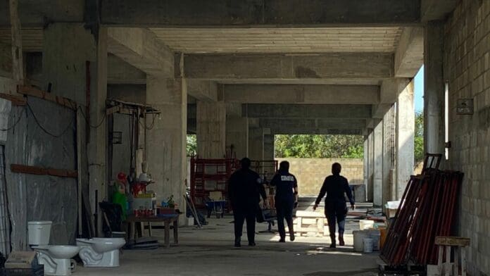 Detienen a dos hombres en vehículo con armas, en la Zona Hotelera de Cancún