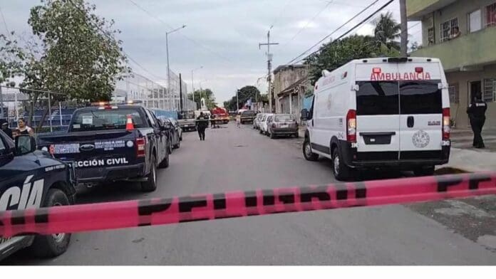 Rescatan a cuatro menores encerrados en un incendio en Playa del Carmen