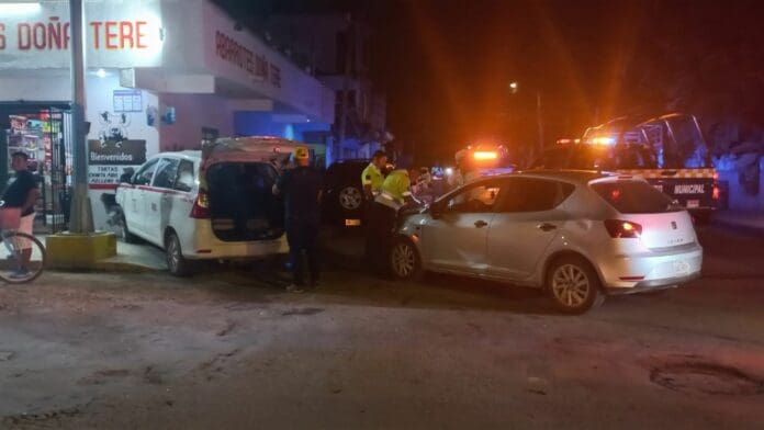 Automovilista ebrio choca contra taxi en Tulum