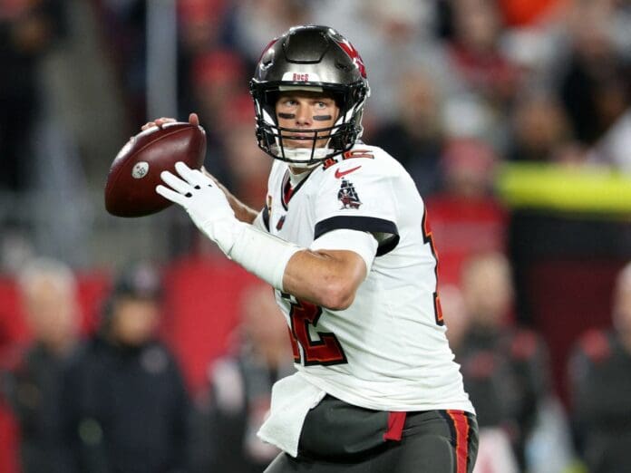 Usuario subasta por miles de dólares la arena donde Tom Brady se sentó a anunciar su retiro