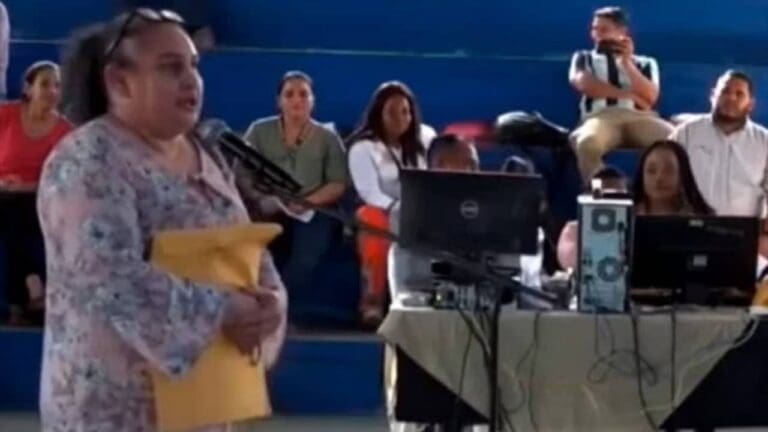 Maestra quiere dar clases de inglés pero no sabe el idioma