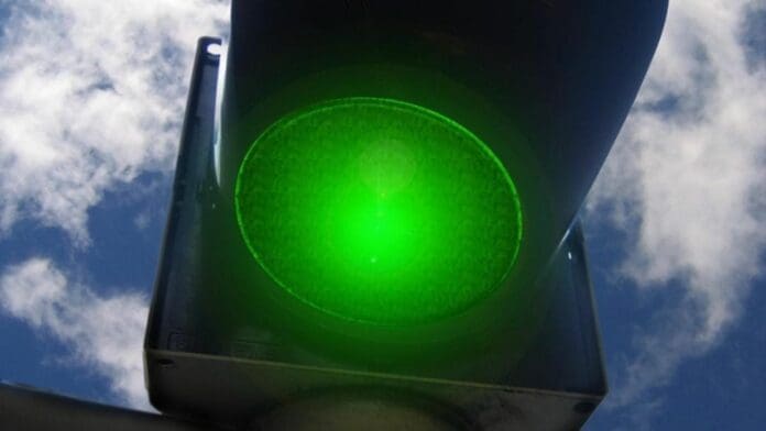 Con semáforos inteligentes, buscan resolver problemas viales en Villas del Sol de Playa del Carmen