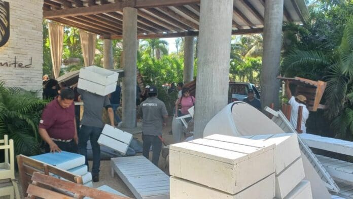 Desalojan tres centros de hospedaje en la zona costera de Tulum; uno queda pendiente