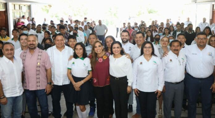 Acompaña Blanca Merari a la gobernadora durante la donación de material y equipamiento para el CECYTE De Leona Vicario