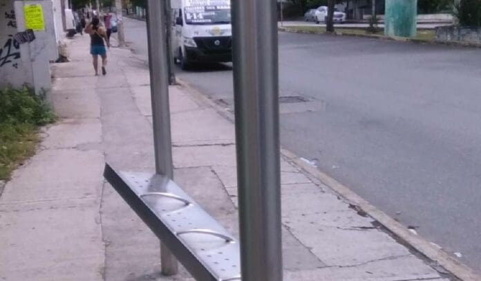 En muy mal estado se encuentran algunos de los paraderos de Cancún, los cuales están concesionados a una empresa.