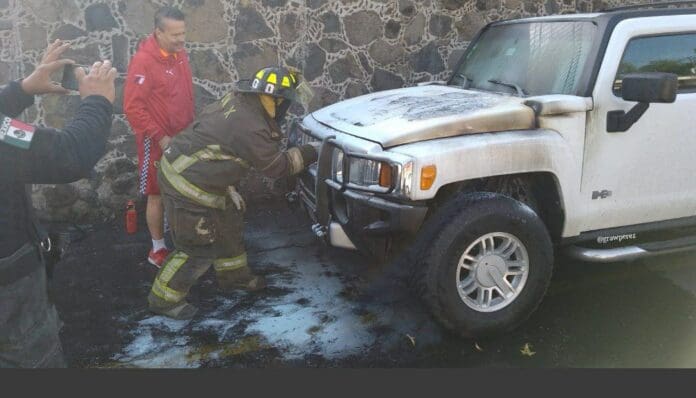 A Alfredo Adame se le quema su camioneta y lo auxilian los bomberos