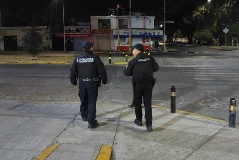 Hombres ebrios golpearon y desarmaron a dos policías en Puebla