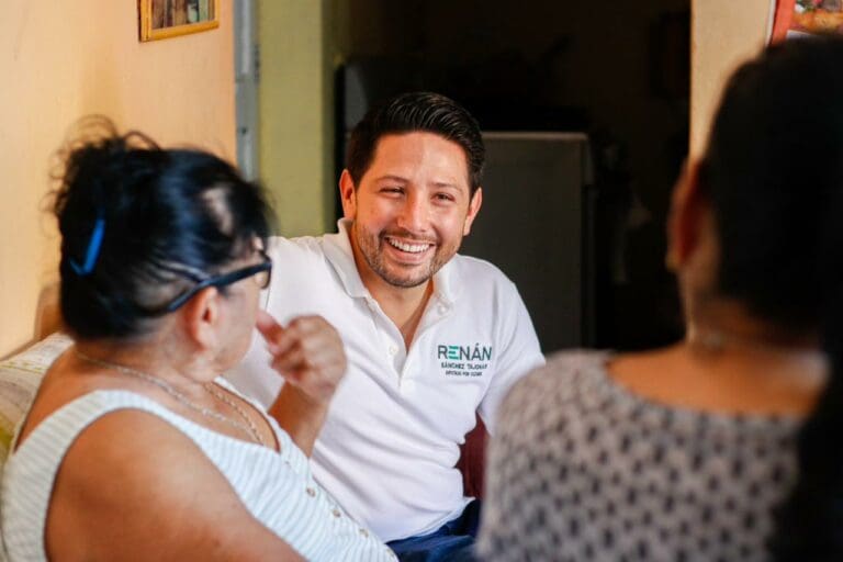 Renán Sánchez “al pie del cañón”; escucha y atiende a los cozumeleños