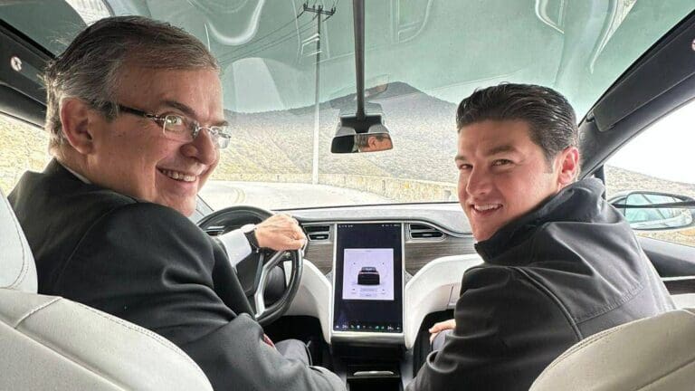 Video: Samuel García le presta a Marcelo Ebrard el Tesla de Mariana Rodríguez para paseo mañanero