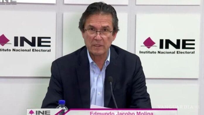 Edmundo Jacobo renuncia al INE