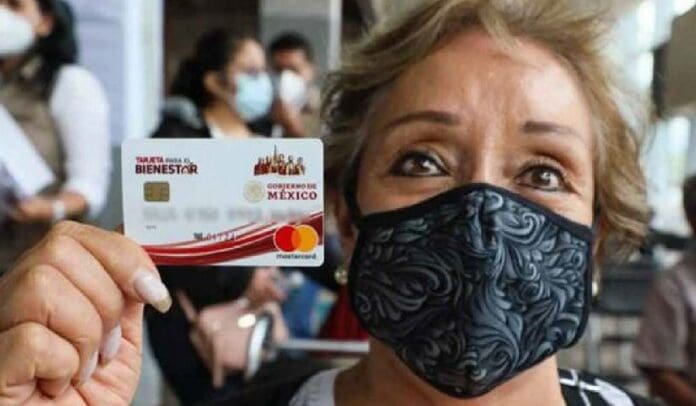 Adultos mayores que cobran pensión, deberán cambiar su tarjeta