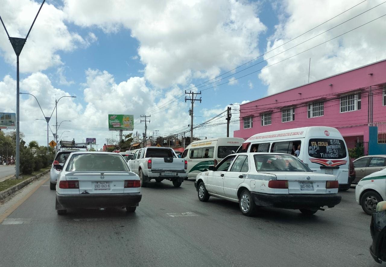 Provoca caos vial cruce peatonal frente al tianguis de la 100 en Cancún
